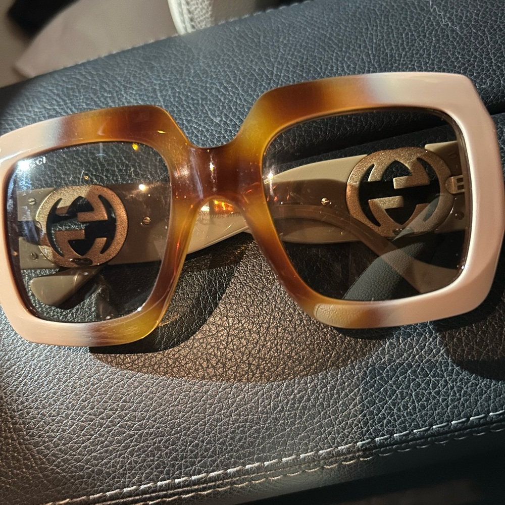 Gucci Brown and Cream Square Sunglasses
Perfect Condition - Picture 1 of 6